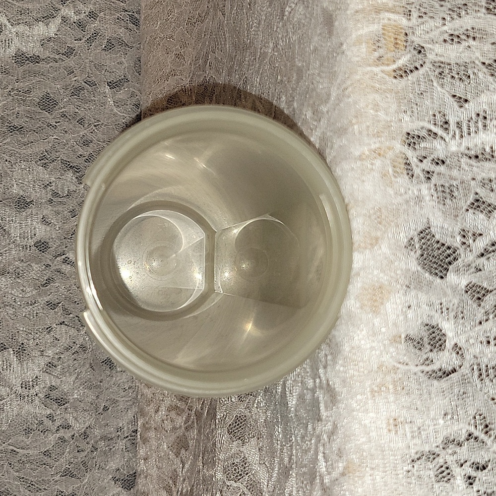 Tupperware: Round Container with Lid - Picture 5 of 5